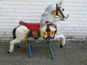 Vintage carrousel kermis paard van hout met onderstel