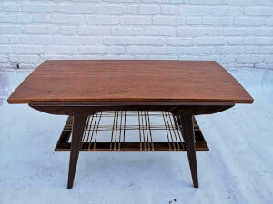 Een teakhouten design salontafel door Louis van Teeffelen voor Webe  op schuine poten en gevlochten webbing